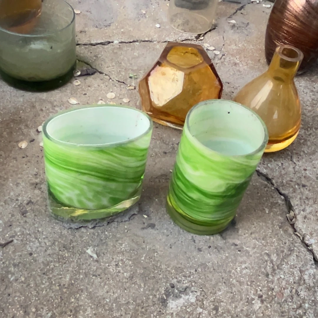 一对小花瓶瑕疵磕伤