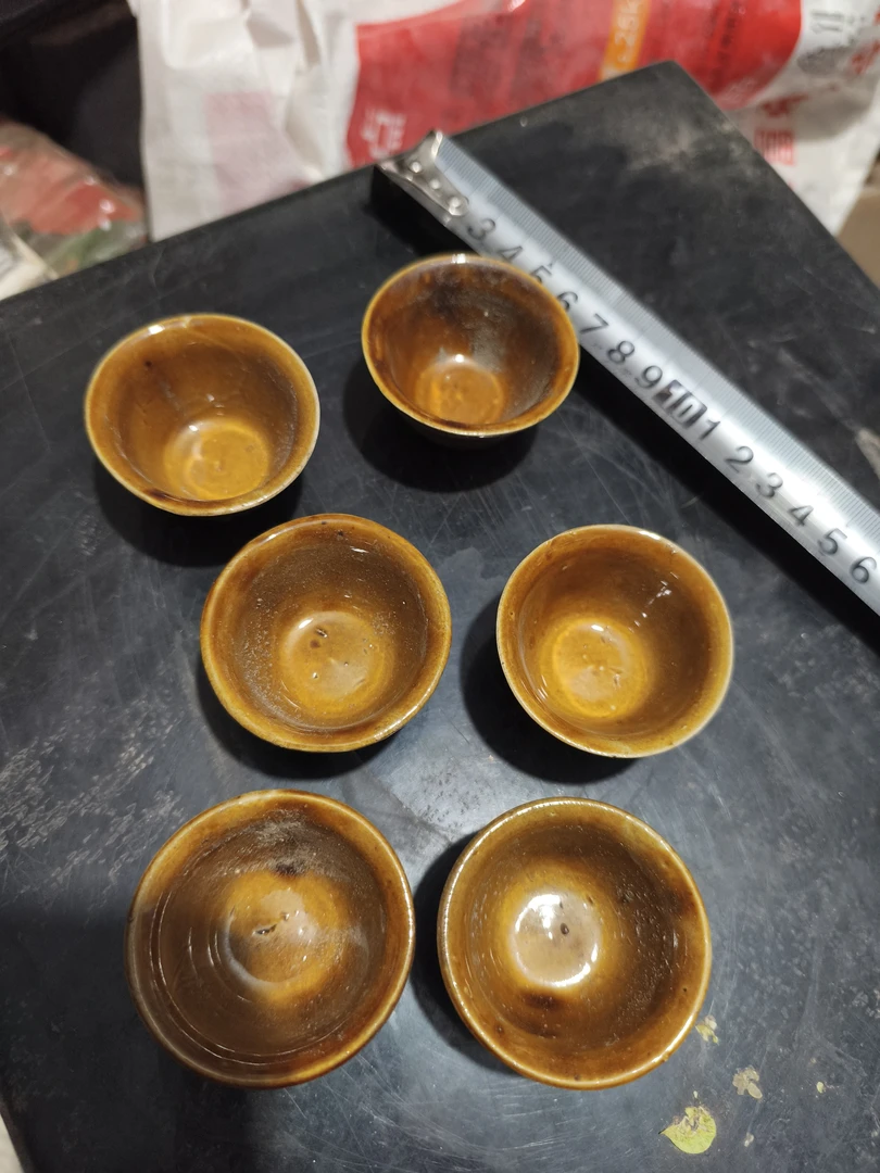 酱釉黄色小酒杯，高2.5厘米，容量15毫升标价发六个