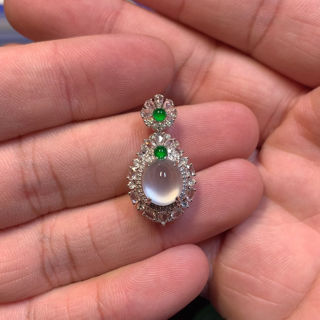 翡翠18K金镶嵌颈饰