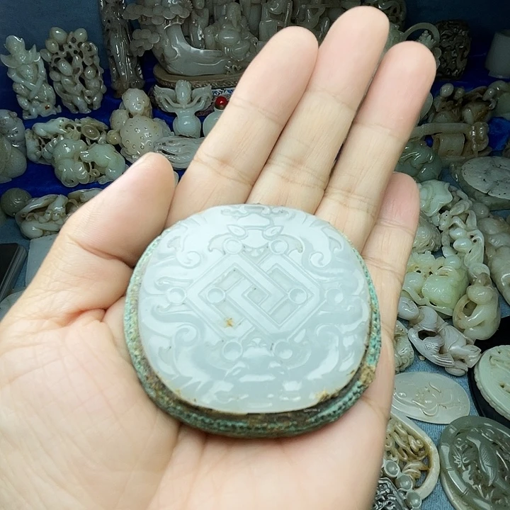 用***1颈饰未镶嵌和田玉（青白玉）