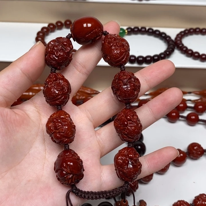 小***国橄榄核雕刻工艺的发展