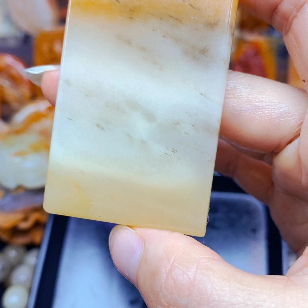 石英质玉（黄龙玉）未镶嵌颈饰