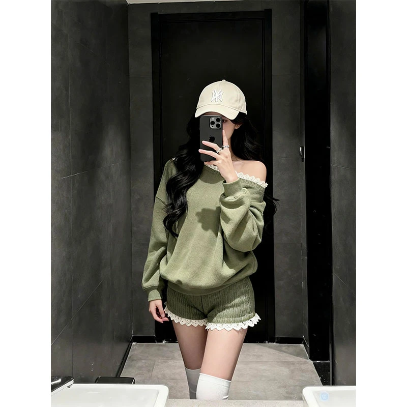 2025辣妹洋气休闲百搭小众设计感露肩长袖上衣高腰显瘦短裤套装女