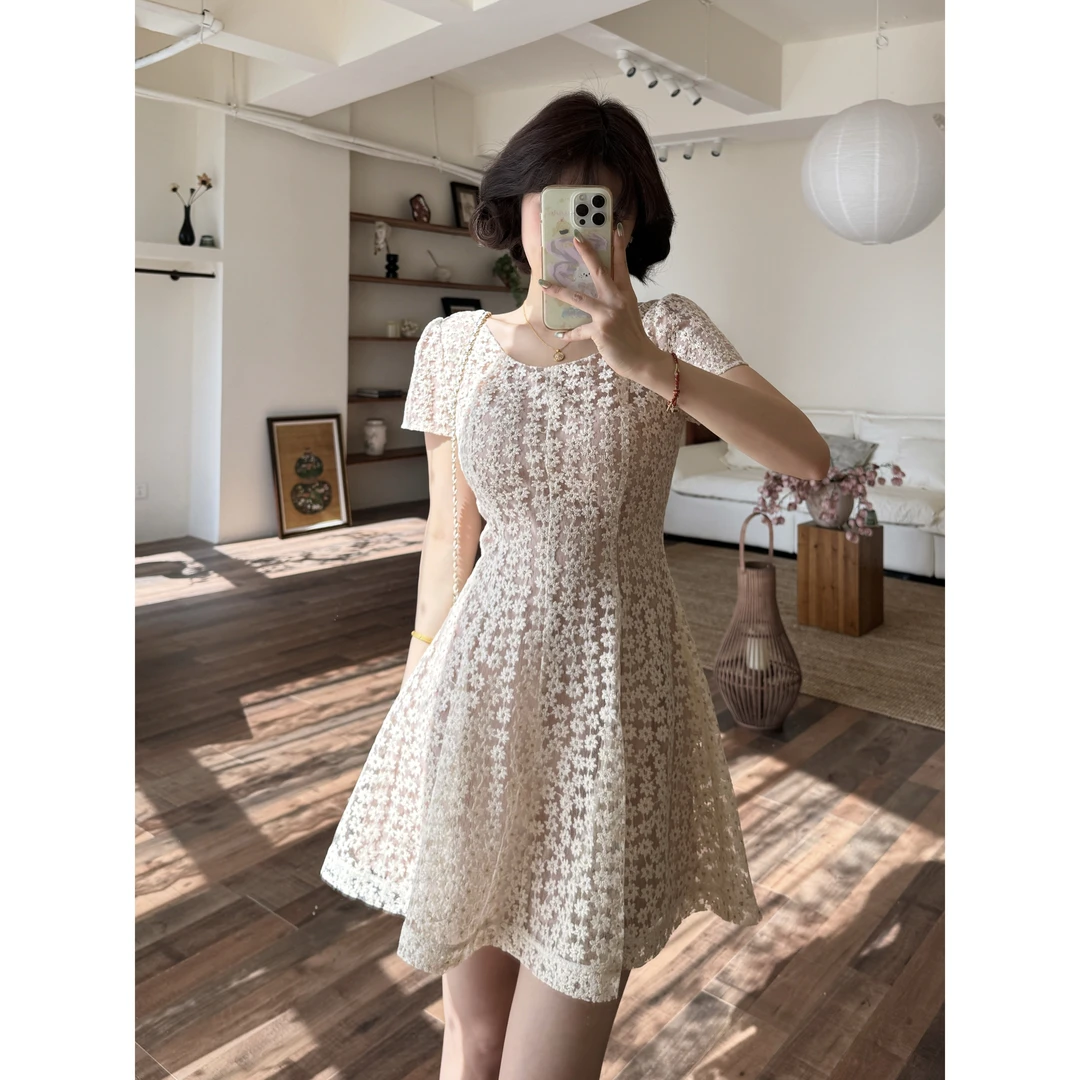 蕾英俊-满庭芳-夏季温柔风蕾丝立体刺绣显瘦短初恋连衣裙-JF6292