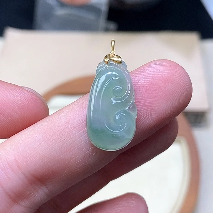 颈饰18K金镶嵌翡翠