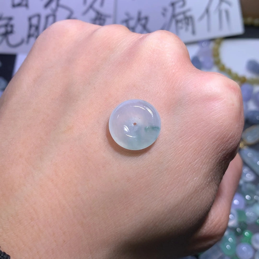 翡翠颈饰未镶嵌平安扣