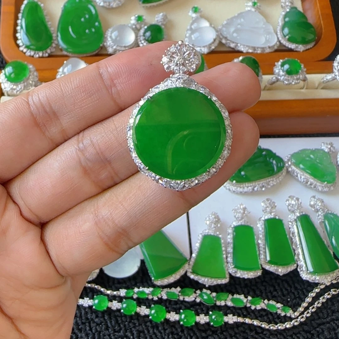 快***乐颈饰18K金镶嵌翡翠吊坠