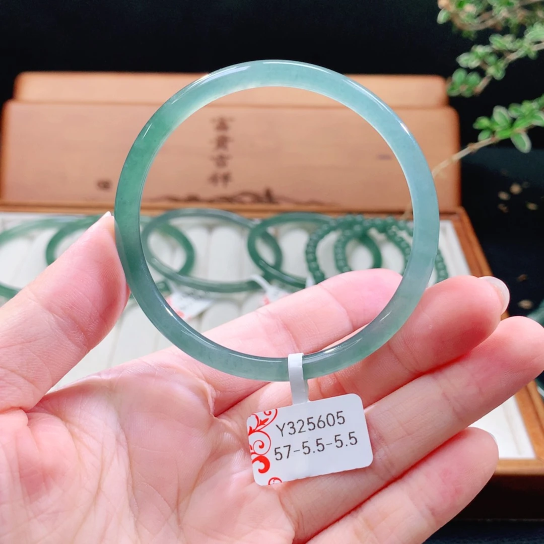 翡翠手镯（圆镯）未镶嵌