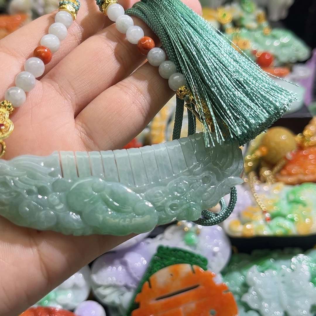 颈饰未镶嵌翡翠待编 织