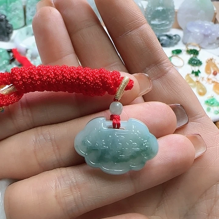 翡翠颈饰未镶嵌飘花平安锁