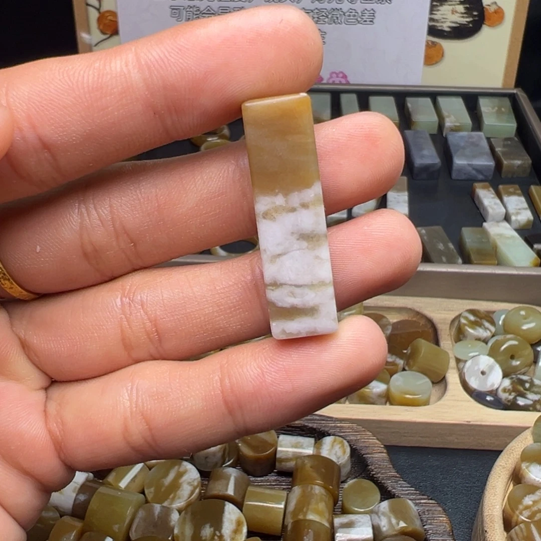 杨***哟和田玉（糖玉）未镶嵌珠宝奇石