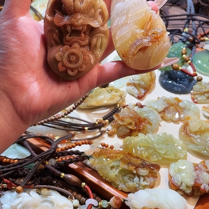 未镶嵌蛇纹石玉颈饰逆**行