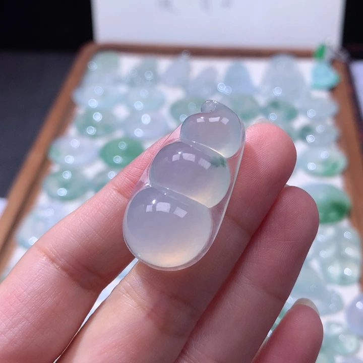 颈饰未镶嵌翡翠冰种飘花大福豆