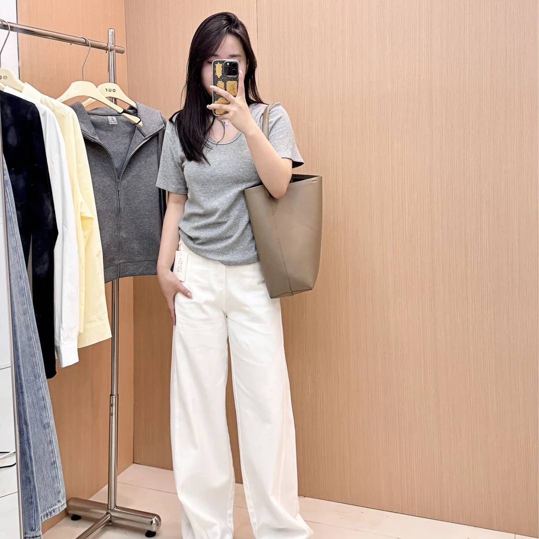 our/人手一件百搭超好穿高质感U领T恤~~