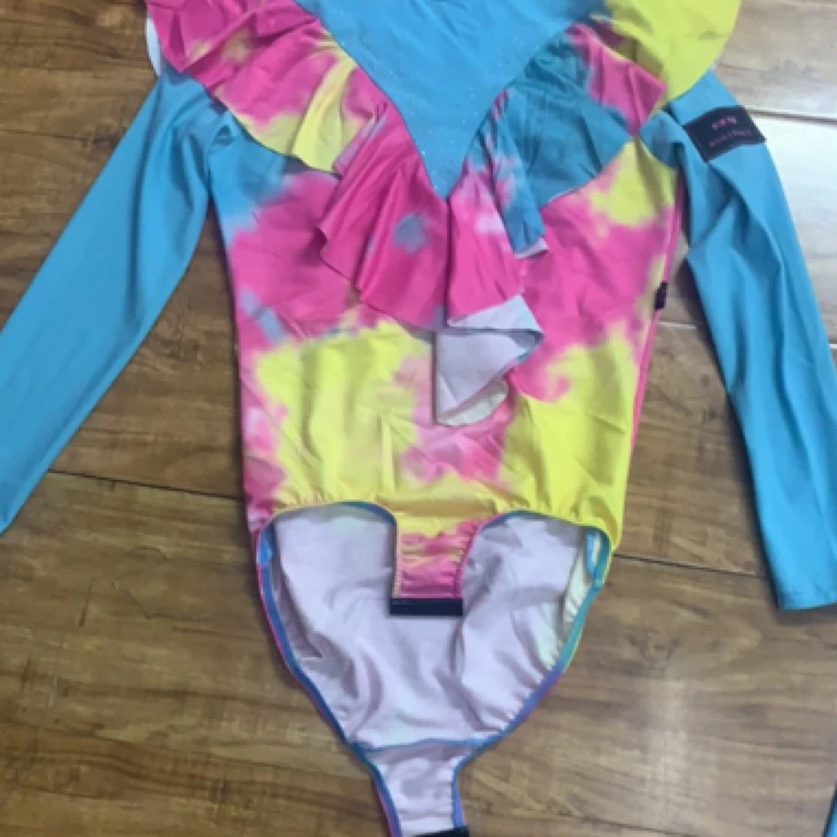 荷叶边晕染连体上衣