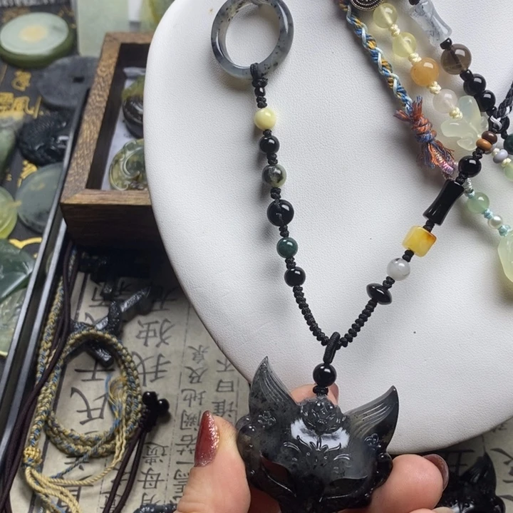 蛇纹石玉颈饰合金哈*?