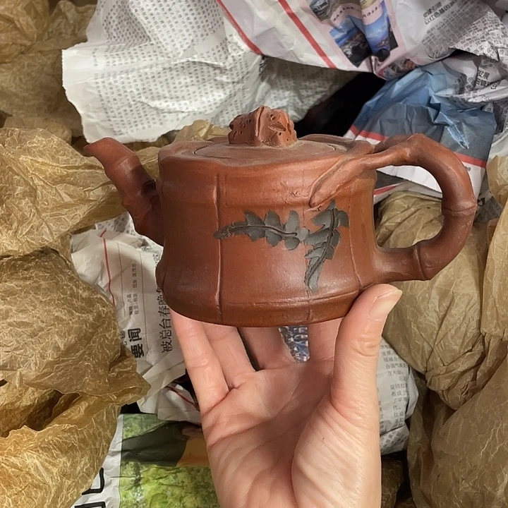 茶壶紫砂原矿泥料手工制作的一把紫砂壶。