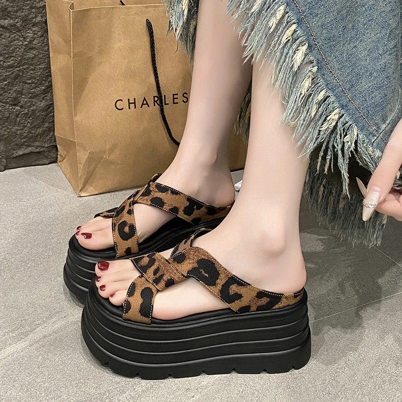 欧版高级感网红时尚休闲百搭2025年夏季外穿厚底防滑ins交叉拖鞋