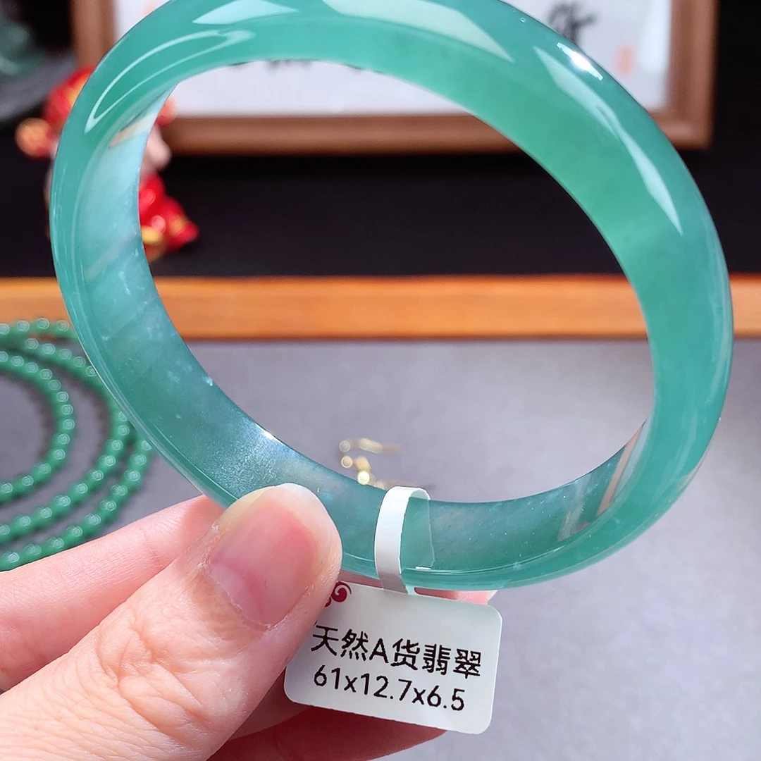 翡翠手镯（圆镯）未镶嵌九**花