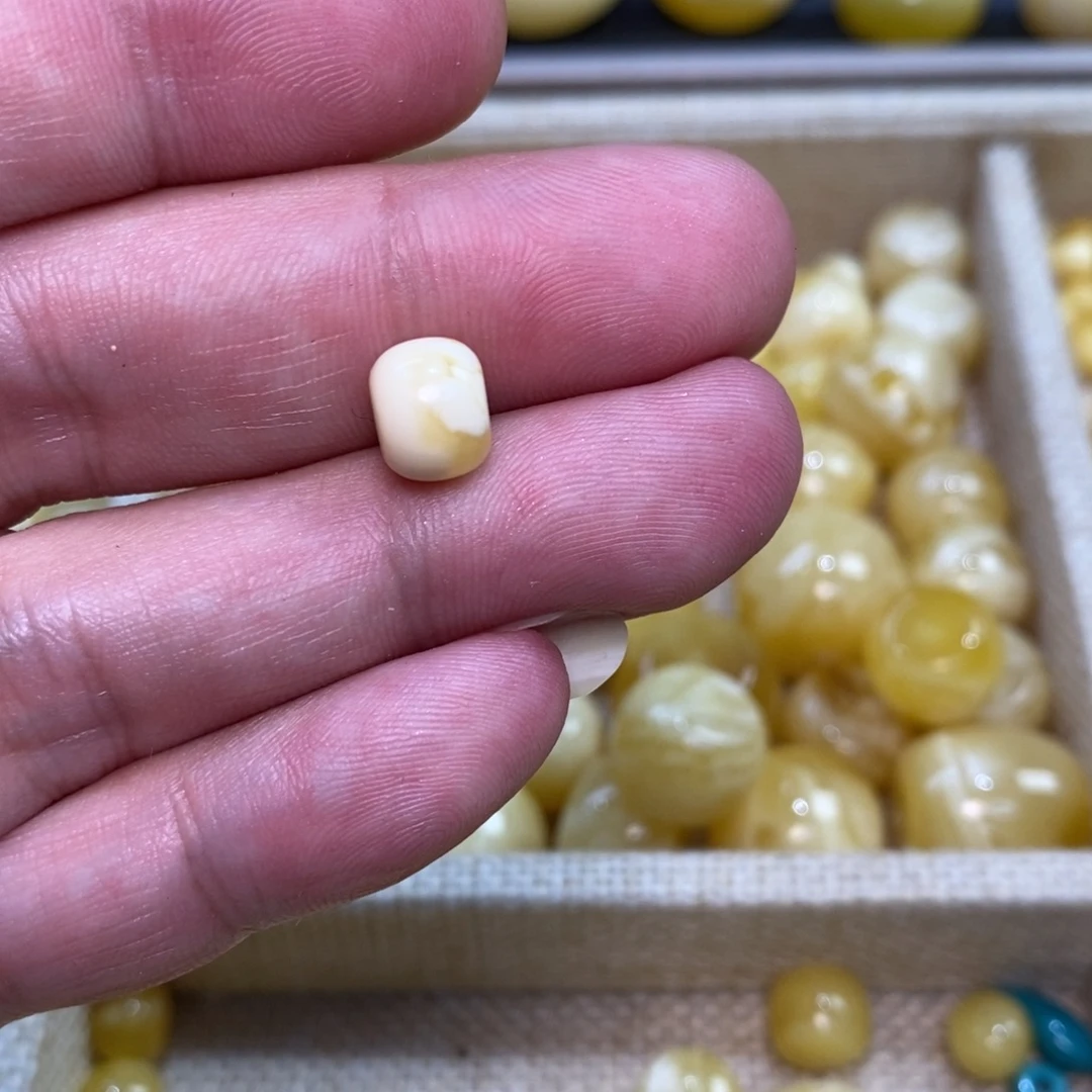 指***尖裸石琥珀未镶嵌天然原矿蜜蜡