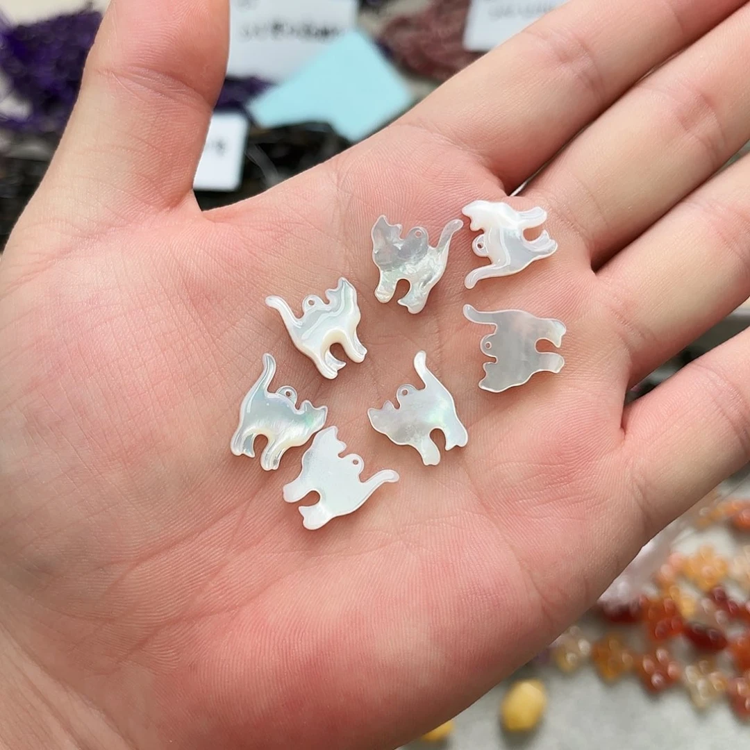 玛瑙/玉髓未镶嵌珠宝半成品白蝶贝吊猫一个