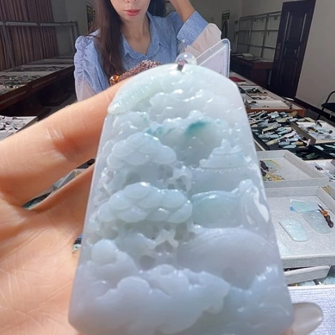 翡翠未镶嵌颈饰一个