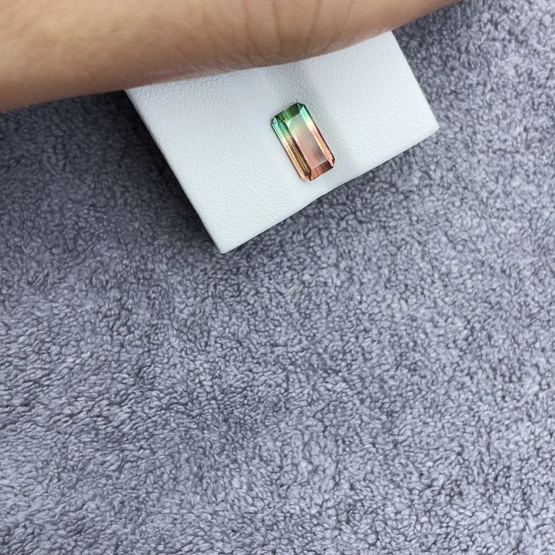 夏***桐未镶嵌碧玺裸石1.56Ct。