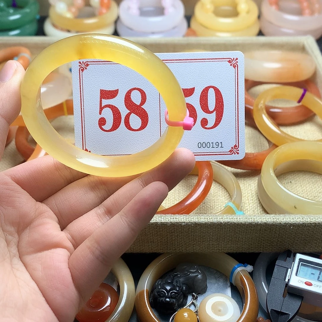 未镶嵌石英质玉（黄龙玉）手镯