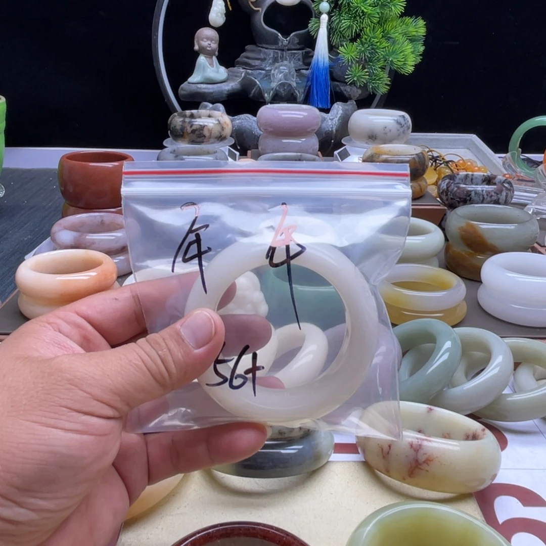 年***年石英质玉（佘太翠）未镶嵌手镯