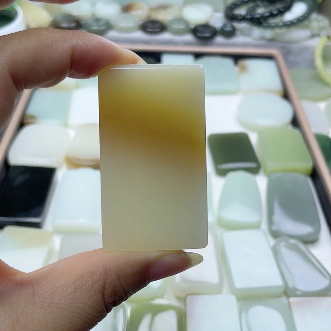 颈饰未镶嵌和田玉（糖玉）格*