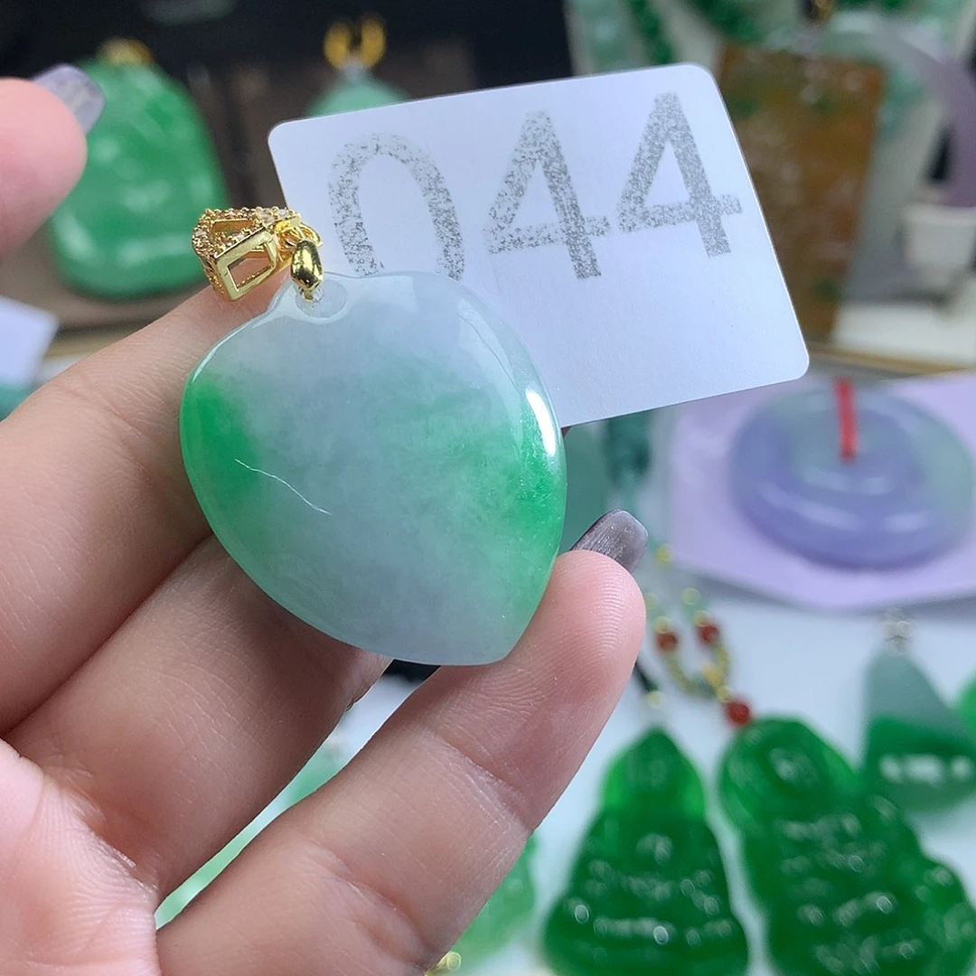 翡翠未镶嵌吊坠(赠链)