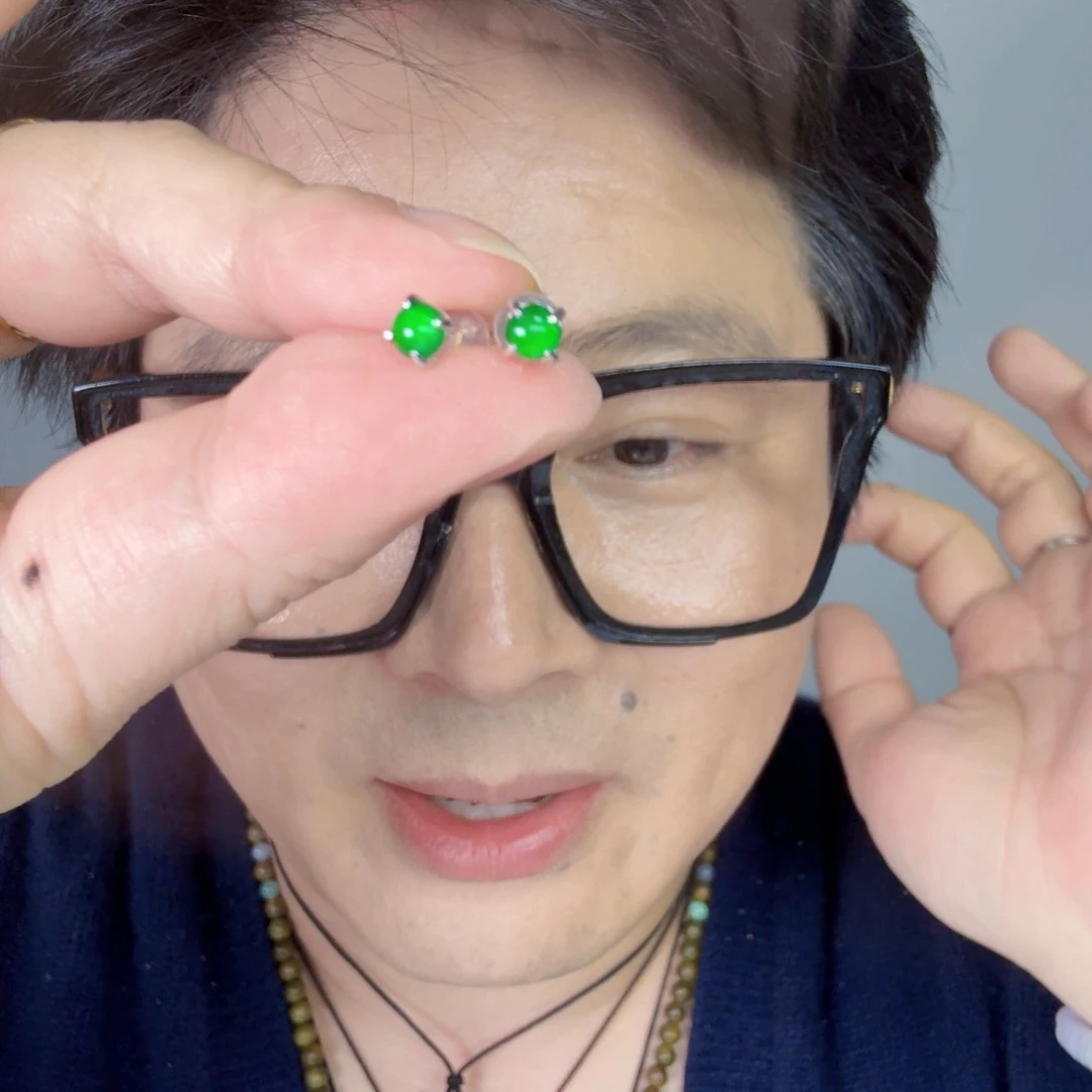 翡翠未镶嵌颈饰一对