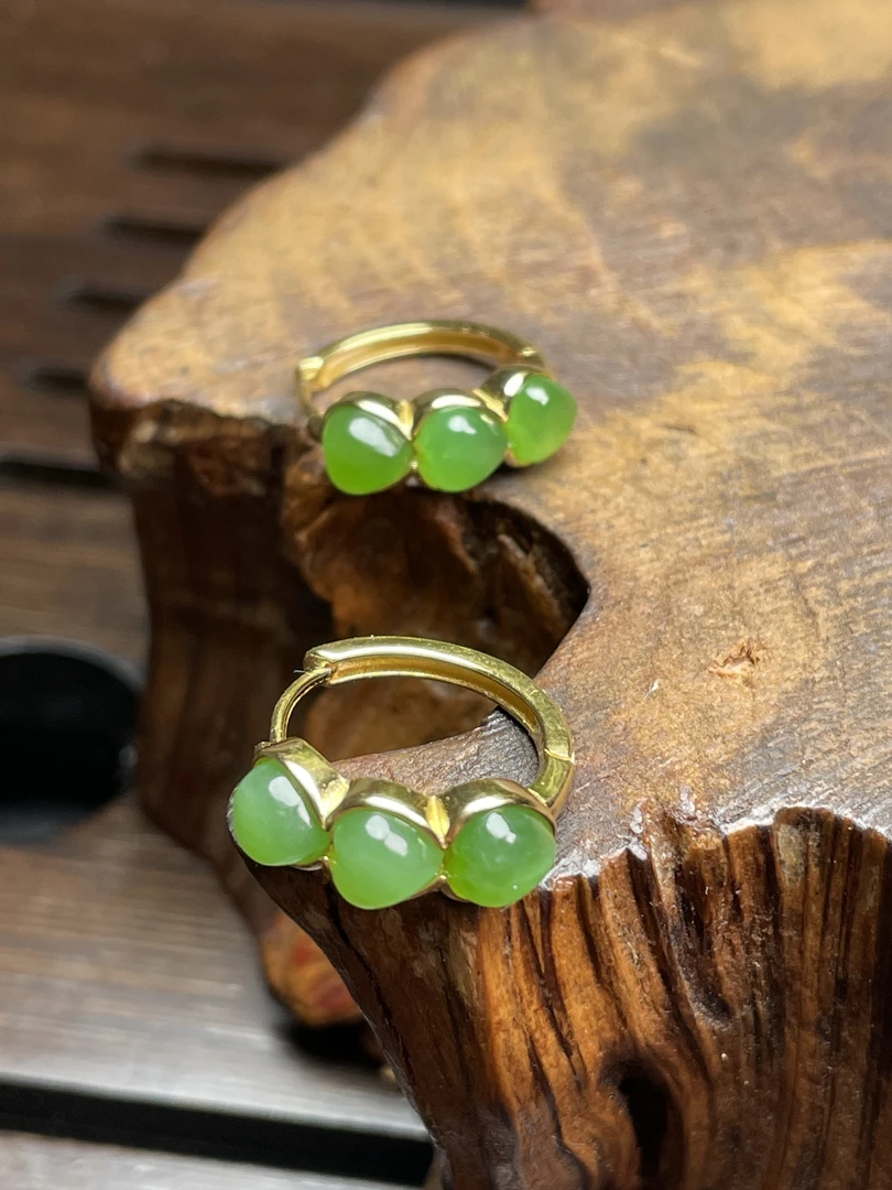 和田玉碧玉苹果绿心形心心相印蛋面耳钩耳饰，尺寸约6/5/4mm