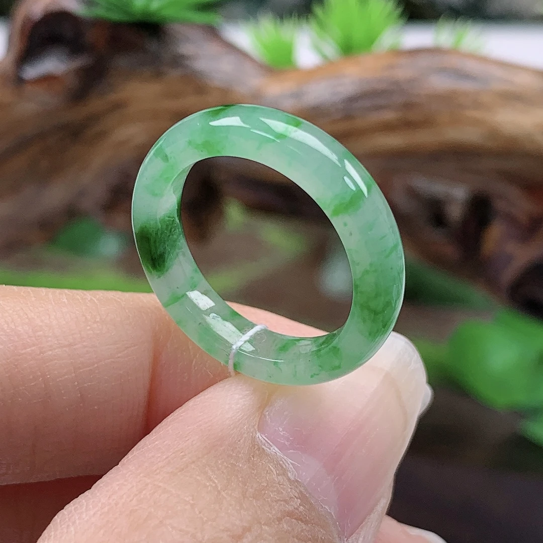 a472天然翡翠A货飘绿花戒指12号圈口内直径16.2宽3.9厚3.1mm