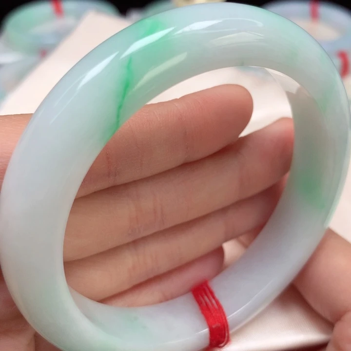 翡翠手镯未镶嵌守****家白底青