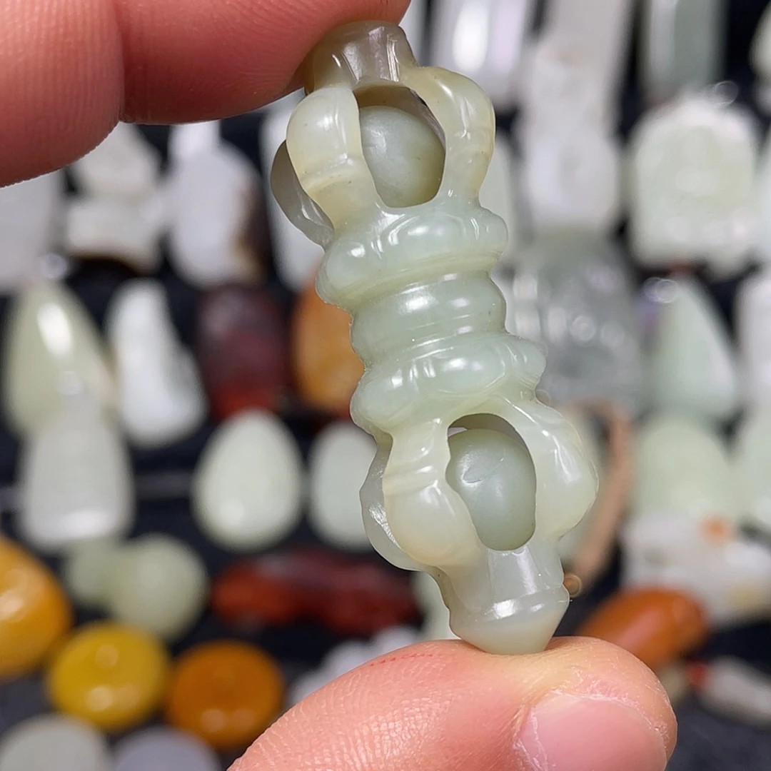 行***思和田玉未镶嵌颈饰吊坠