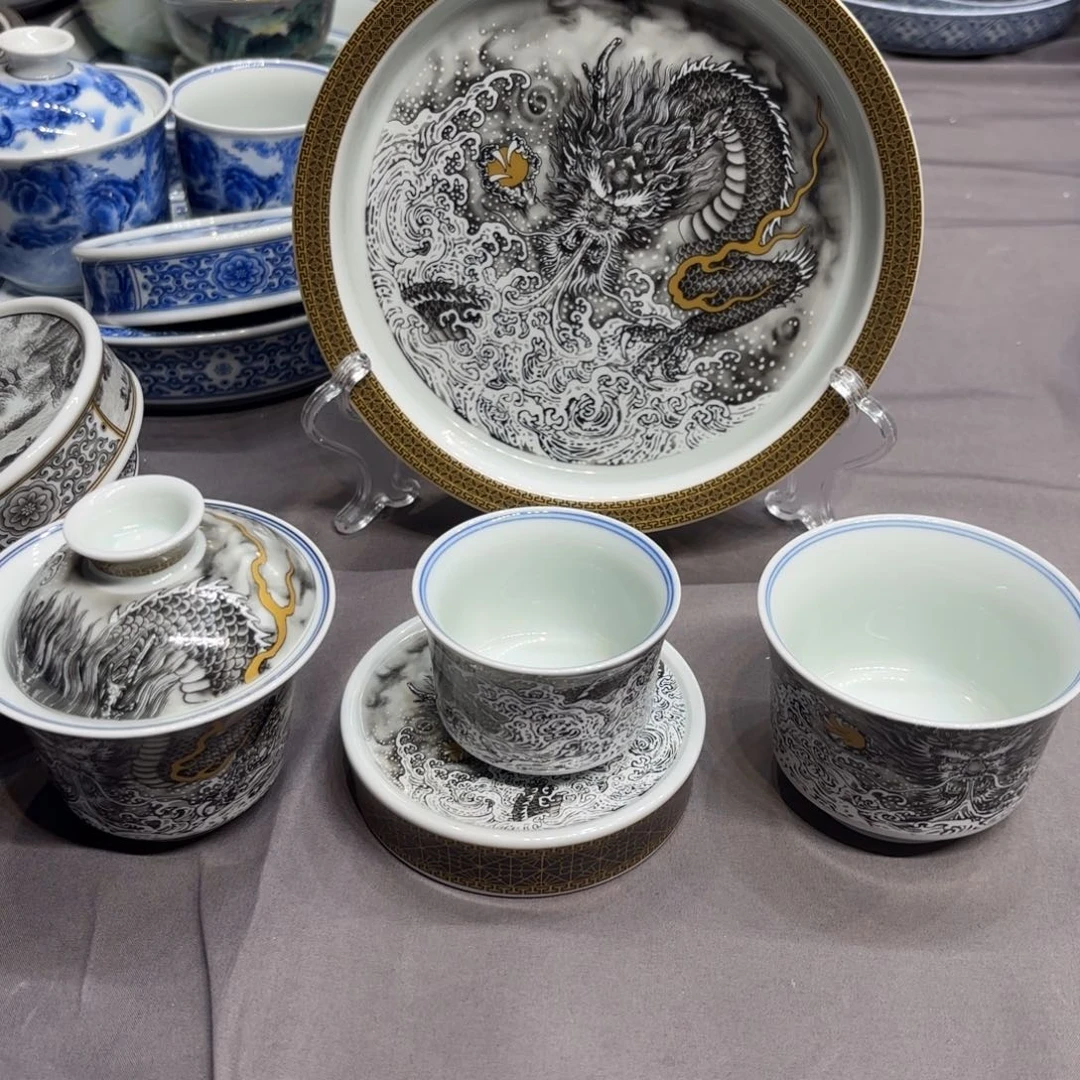 摆件与***逐景德镇陶瓷艺术展
