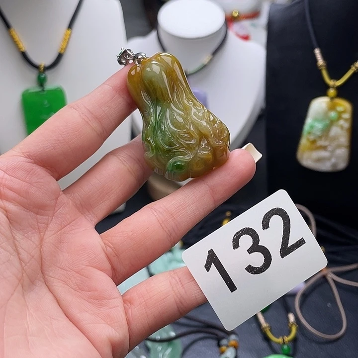 翡翠未镶嵌吊坠(赠链)