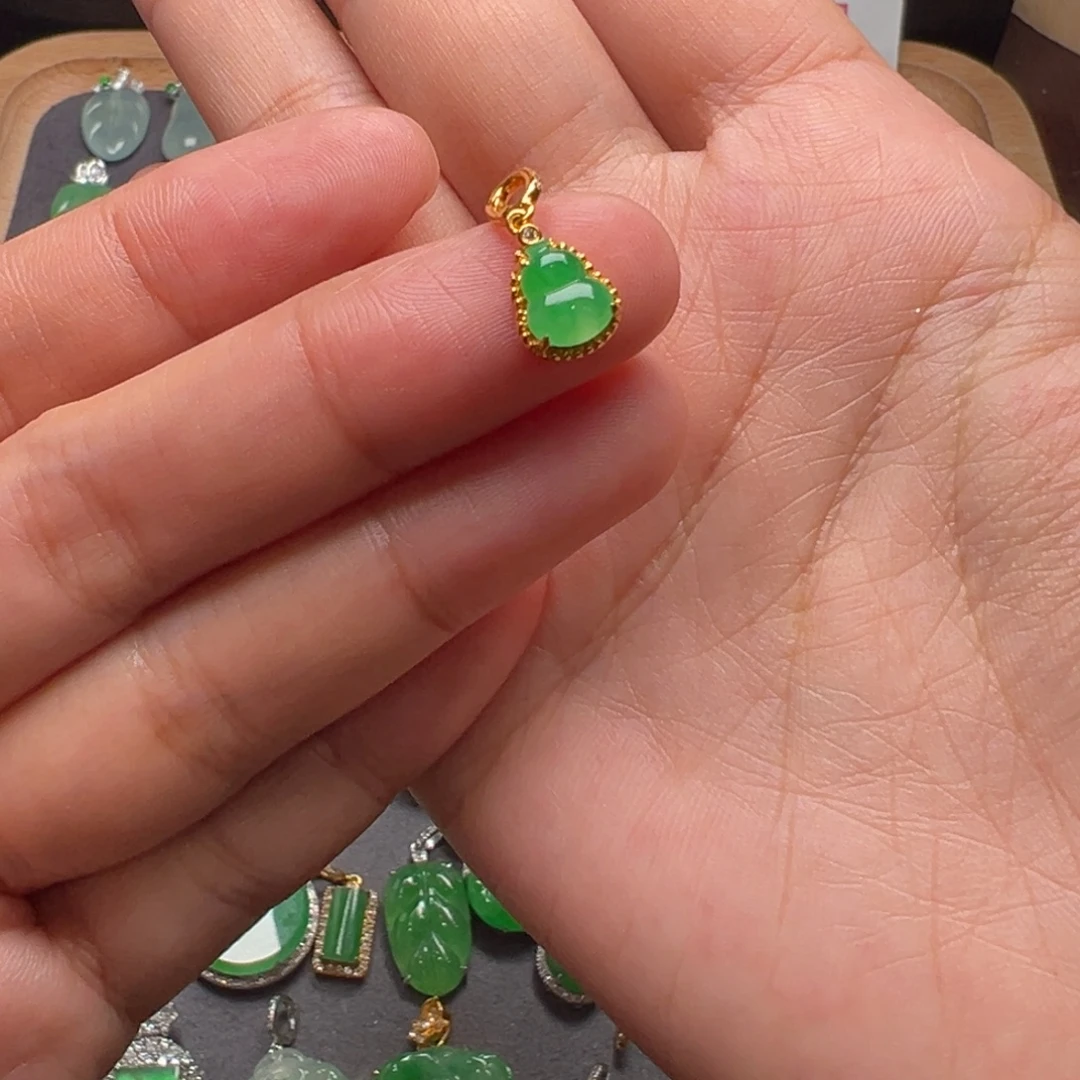 M***y翡翠18K金镶嵌颈饰翡翠