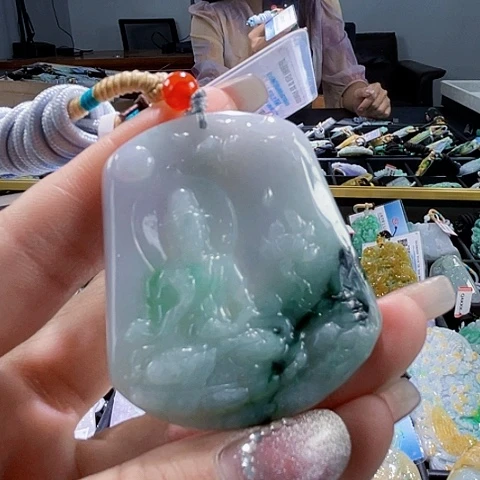 翡翠未镶嵌颈饰一个