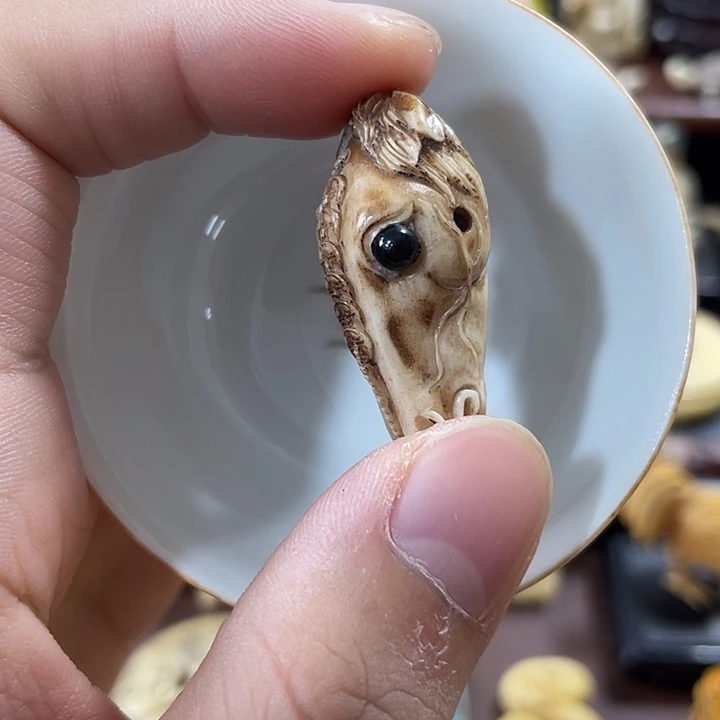浪***子瓷片精致雕刻工艺精湛