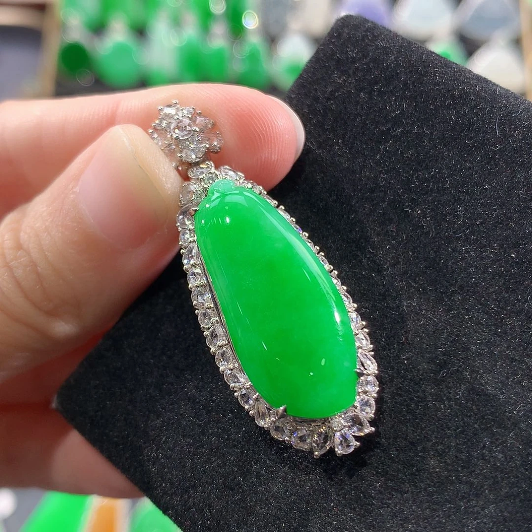 翡翠18K金镶嵌颈饰