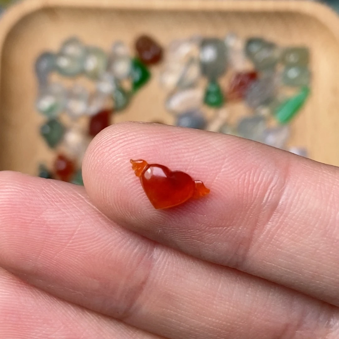 翡翠未镶嵌颈饰爱心