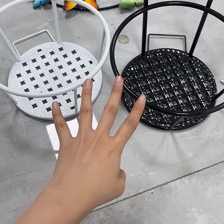 郭***，发两个黑色两个白色