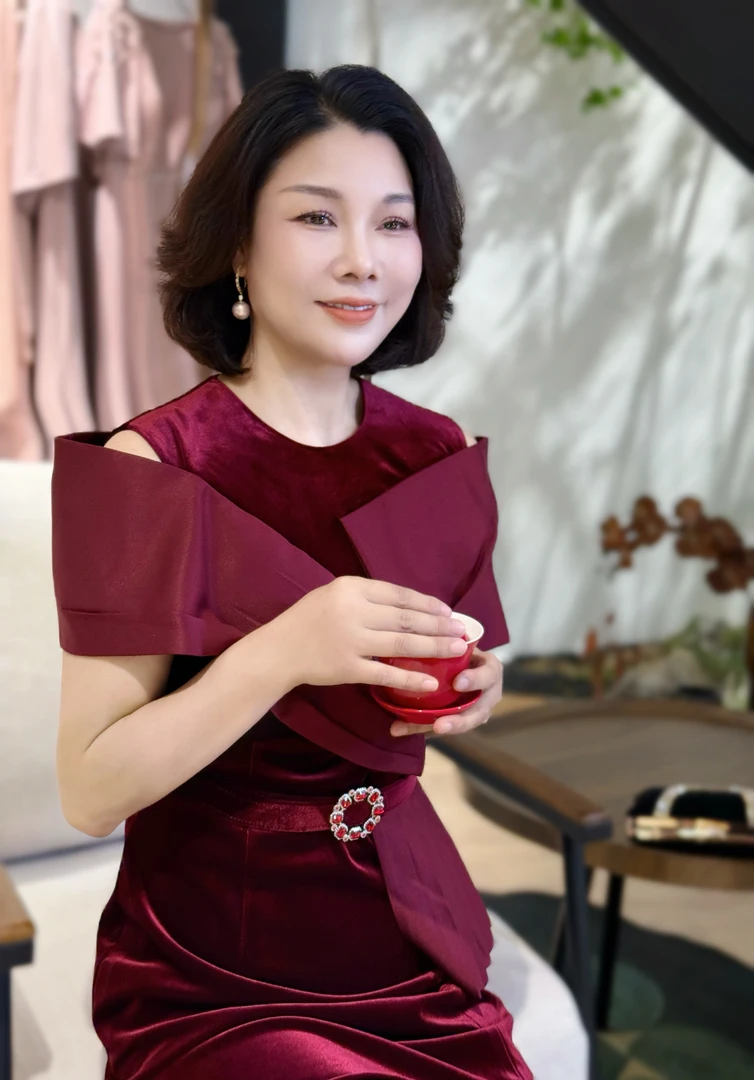 0122-11喜妈妈设计师修身优雅高贵敬酒服气质百搭婚礼轻奢礼服