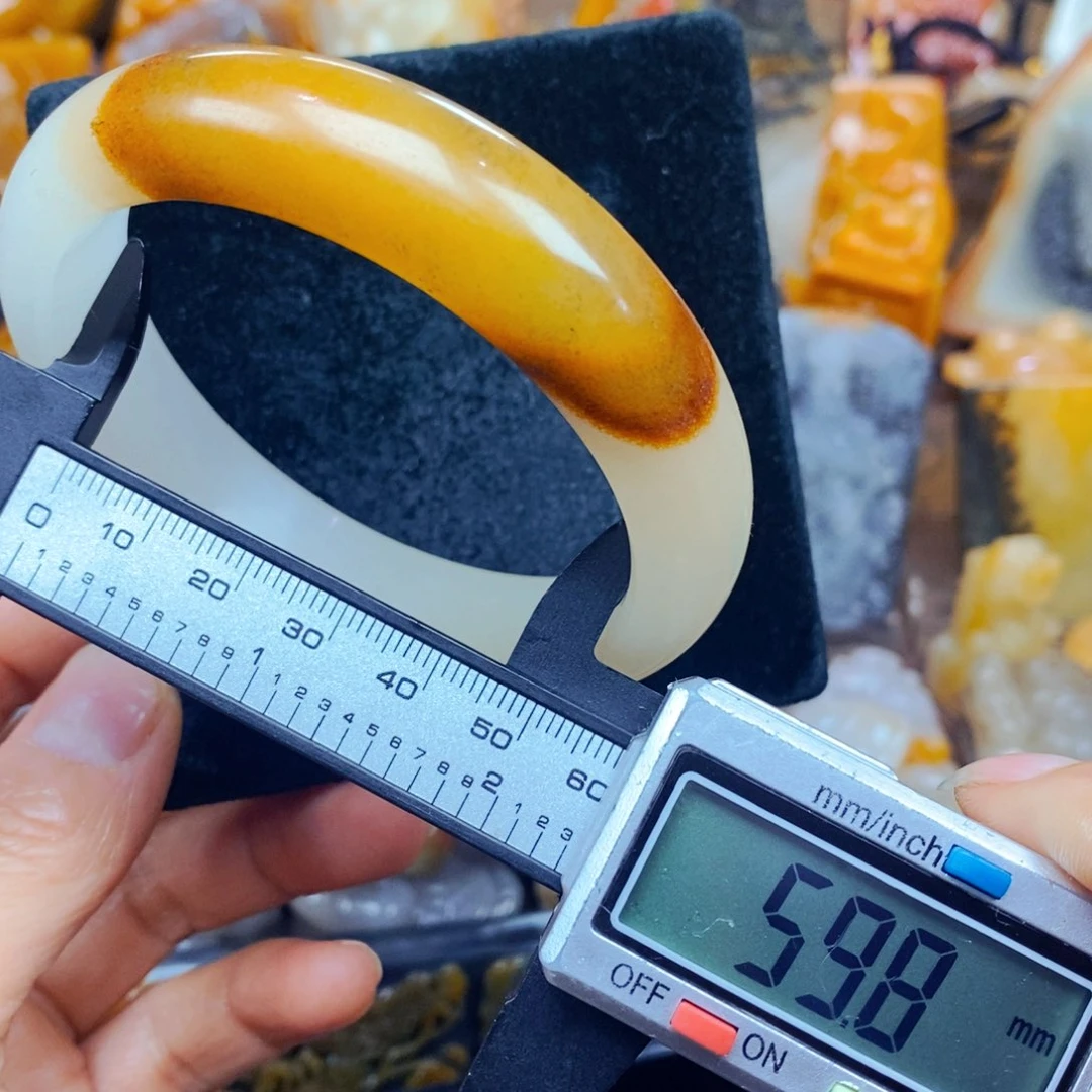 未镶嵌石英质玉（黄龙玉）颈饰