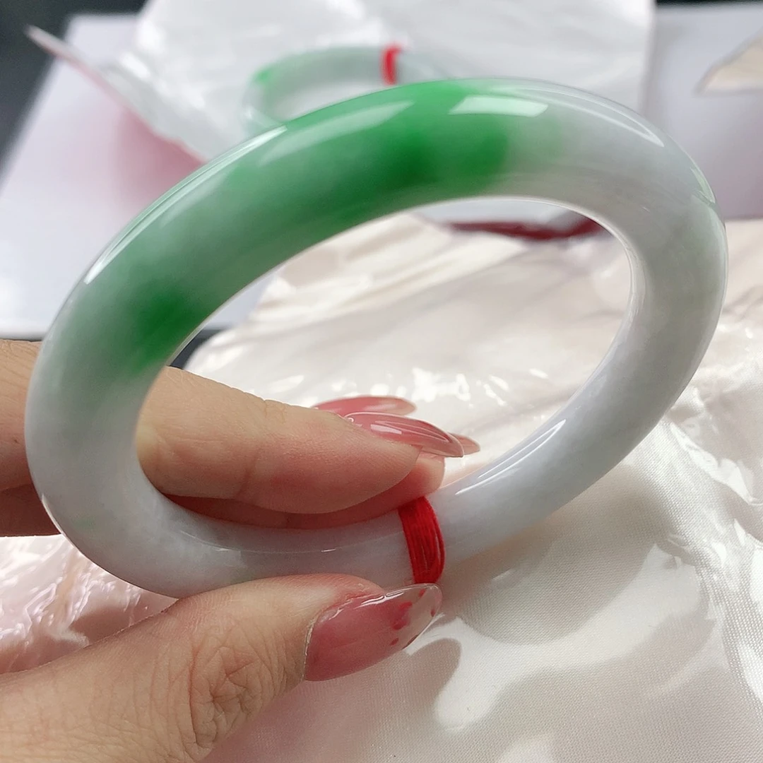 翡翠手镯未镶嵌魔*棒，324