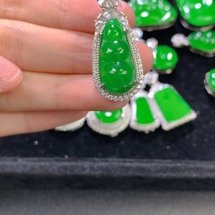 翡翠银S925镶嵌颈饰一个