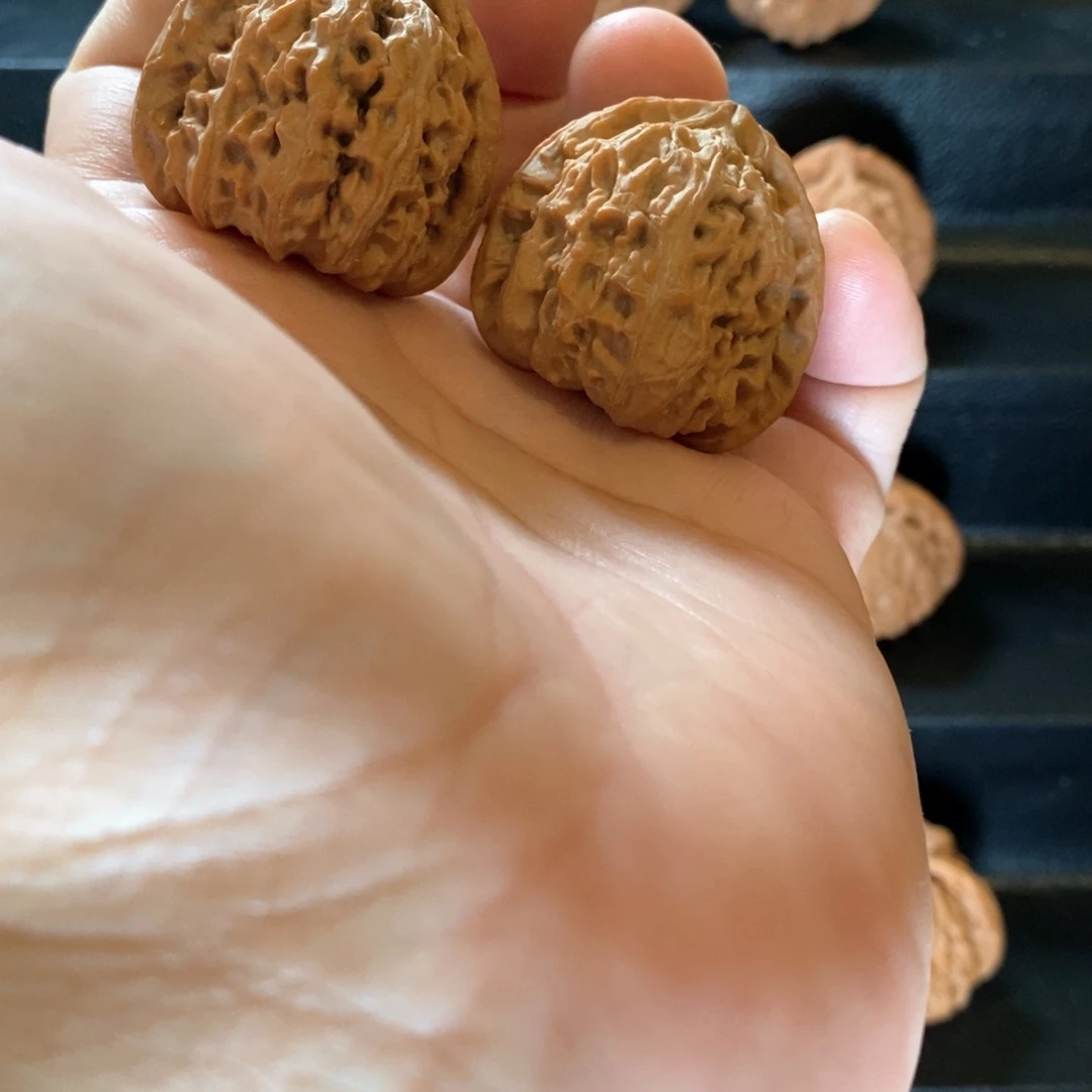 啊***喂桃核把件原生态三角白37