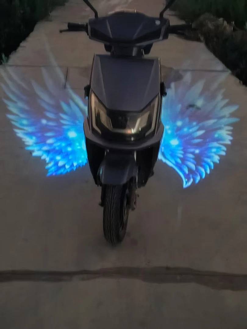 电动车投影灯摩托车动态皮卡丘叮当猫车载迎宾灯可爱电动车装饰